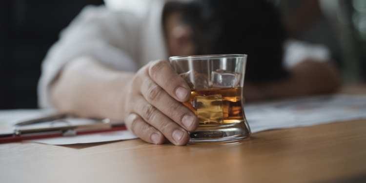 Dia Nacional de Combate às Drogas e ao Alcoolismo: especialista fala sobre riscos e tratamento da dependência química