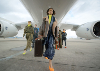 Balmain desfila no hangar da Air France no aeroporto de Paris-Charles de Gaulle