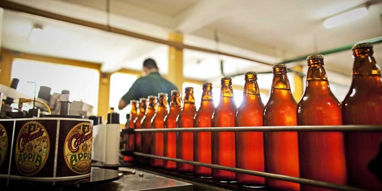 Ambev vai transformar uma cervejaria para produzir e envasar oxigênio para o SUS