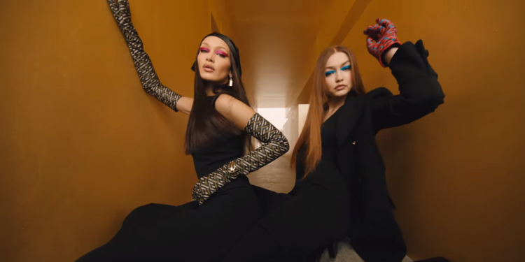 MFW: Gigi Hadid desfila para Versace após cinco meses do nascimento de Khai