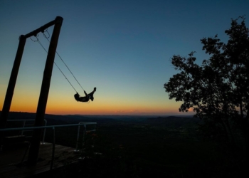 Turismo: Balanço gigante é a nova atração no Lago Oeste