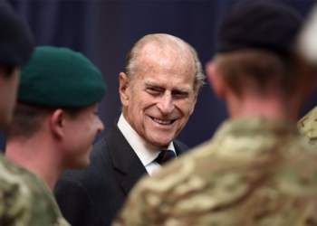 RIP: Reino Unido saúda príncipe Philip com disparos de artilharia e flores