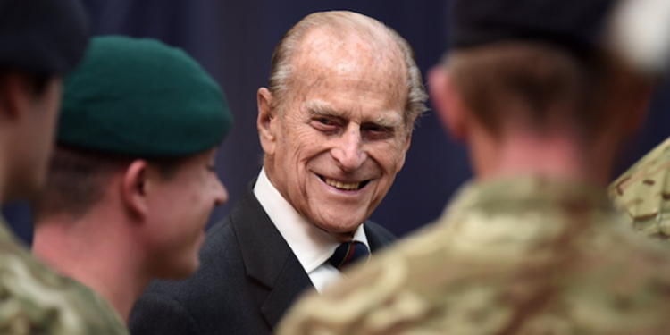 RIP: Reino Unido saúda príncipe Philip com disparos de artilharia e flores