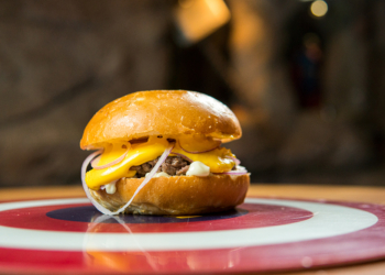 Hamburgueria Dólar Furado Burger lança smash burger a R$ 10