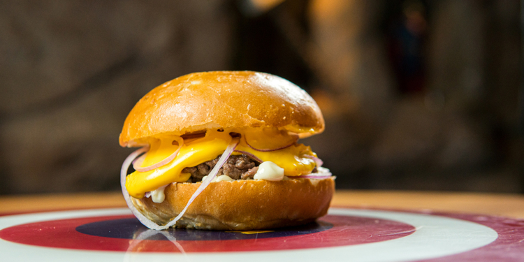 Hamburgueria Dólar Furado Burger lança smash burger a R$ 10