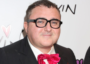 Estilista Alber Elbaz morre aos 59 anos de Covid-19 em Paris