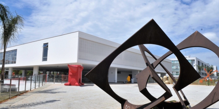 Museu de Arte de Brasília abre visitação pública com obras de Tarsila do Amaral e Orlando Brito