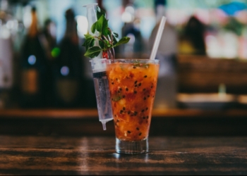 Dia do Coquetel: Chef Dudu Camargo ensina a fazer Caipirosca de maracujá Pérola do Cerrado