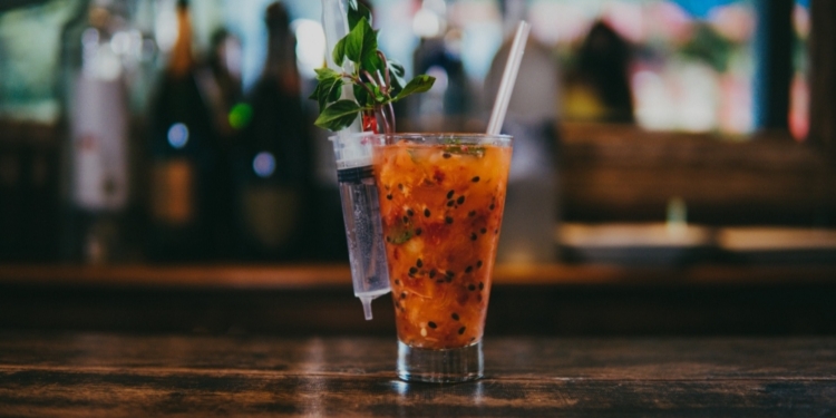 Dia do Coquetel: Chef Dudu Camargo ensina a fazer Caipirosca de maracujá Pérola do Cerrado