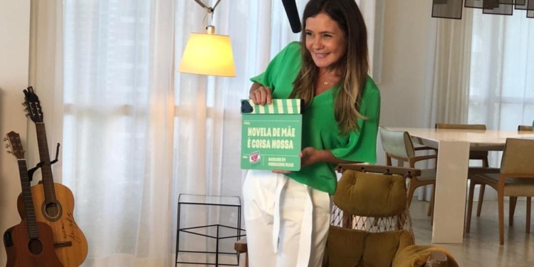 Adriana Esteves faz homenagem ao Dia das Mães e interpreta frases típicas de cena de novela