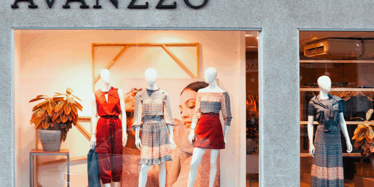 Comércio de rua volta a abrir duas horas mais cedo na capital