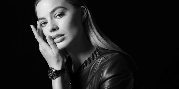 Margot Robbie é o novo rosto do relógio Chanel J12