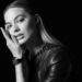 Margot Robbie é o novo rosto do relógio Chanel J12