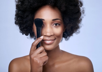 Estudo revela dados sobre consumo de maquiagem por mulheres pretas no Brasil