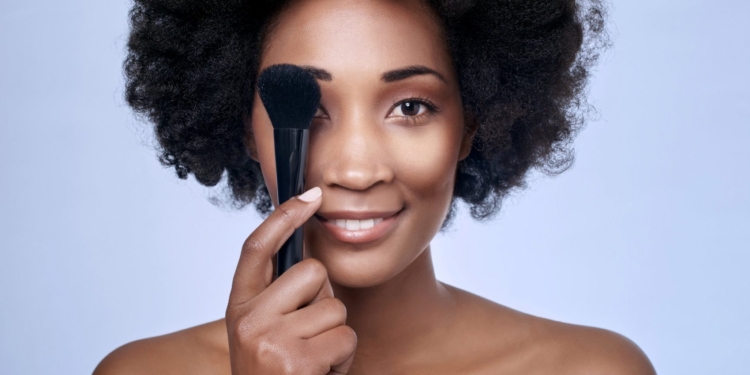 Estudo revela dados sobre consumo de maquiagem por mulheres pretas no Brasil