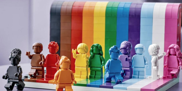 Lego anuncia novo brinquedo especial para o Mês do Orgulho LGBTQIA+