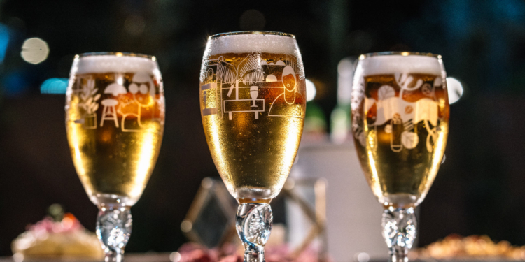 No Dia dos Namorados, Stella Artois se une a chefs e artista de Brasília para criar menus exclusivos e cálices decorados