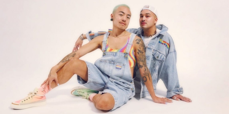 Levi’s lança coleção Pride e leva a mensagem de “respeito para todos os pronomes”