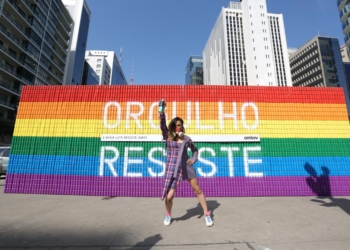 Ambev colore pontos emblemáticos de São Paulo com mural móvel LGBTQIA+ de 30m²