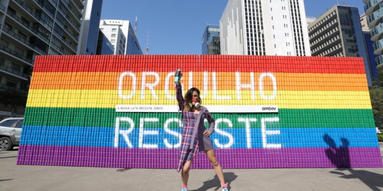 Ambev colore pontos emblemáticos de São Paulo com mural móvel LGBTQIA+ de 30m²