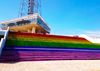 As cores do arco-íris são estampadas na capital para celebrar o Dia Internacional do Orgulho LGBTQIA+