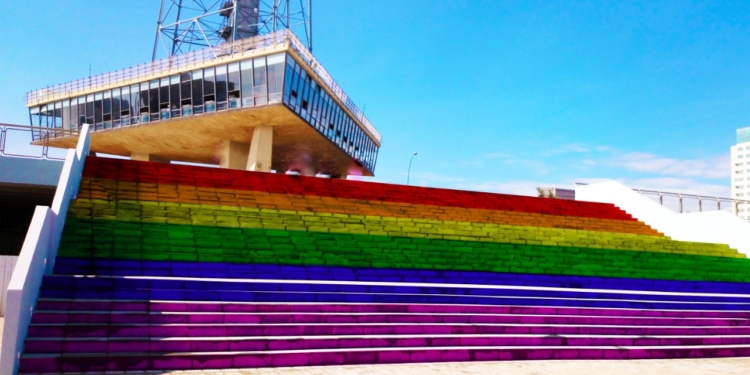As cores do arco-íris são estampadas na capital para celebrar o Dia Internacional do Orgulho LGBTQIA+