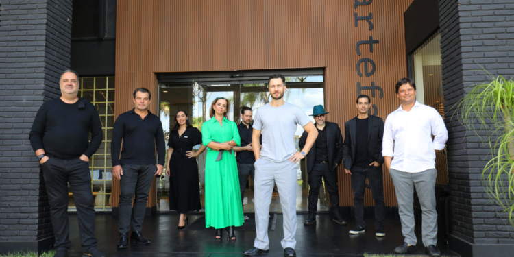 Tour Artefacto Brasília: Ator Gabriel Braga Nunes fotografa nos ambientes da Mostra 2021