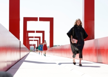Cruise Collection: Louis Vuitton desfila ao vivo em obra monumental nos arredores de Paris