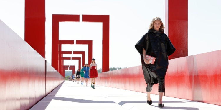 Cruise Collection: Louis Vuitton desfila ao vivo em obra monumental nos arredores de Paris