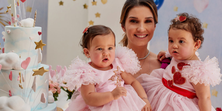 Em comemoração intimista, joalheira Isabella Nasser festeja 1 ano das filhas gêmeas