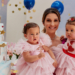 Em comemoração intimista, joalheira Isabella Nasser festeja 1 ano das filhas gêmeas
