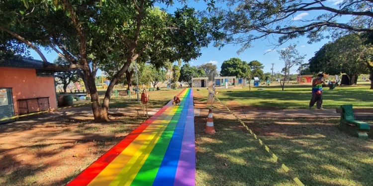 Intervenções artísticas: Parque da Cidade, Buraco do Tatu e monumentos de Brasília ganham cores do arco-íris