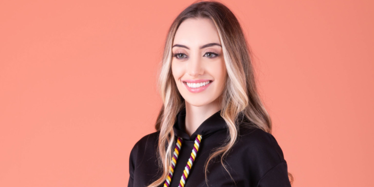 Moletom Dani.Holzbach: Peça-chave da temporada invade as ruas com muito estilo