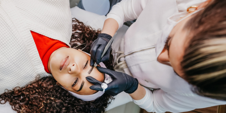 Brow Lamination: clínica Ludmila Bonfim Beauty Academy oferece técnica de preenchimento nas sobrancelhas