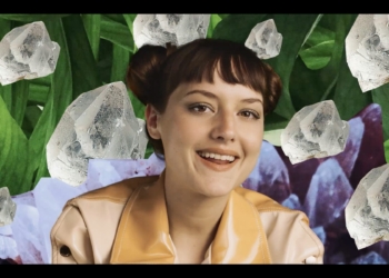 Mallu Magalhães lança clipe de “América Latina”