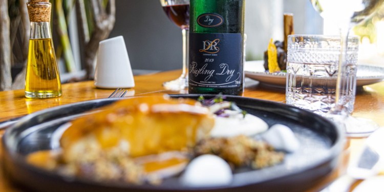 É tempo de vinho: conheça cinco harmonizações especiais para desfrutar em um jantar especial no restaurante AROMA