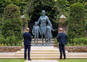 Homenagem: William e Harry inauguram estátua da princesa Diana no Palácio de Kensington