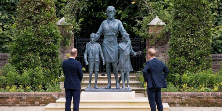 Homenagem: William e Harry inauguram estátua da princesa Diana no Palácio de Kensington