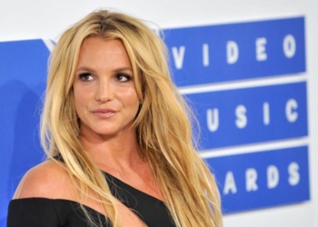Pai de Britney Spears anuncia desistência de tutela, segundo o site TMZ