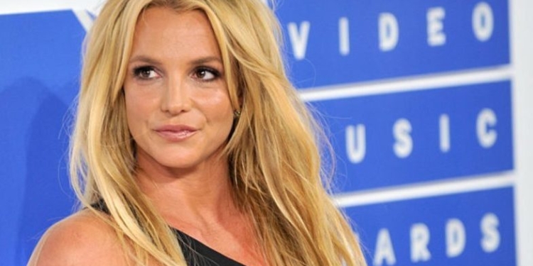 Pai de Britney Spears anuncia desistência de tutela, segundo o site TMZ