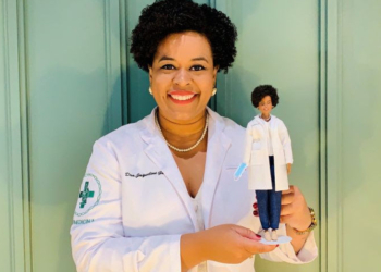 Mattel lança Barbie da cientista brasileira Drª Jaqueline Goes que sequenciou o genoma da Covid-19