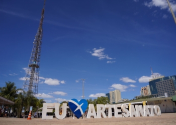 Turistas e artesãos comemoram retomada de fluxo na Feira da Torre