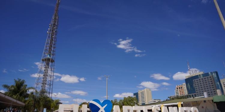 Turistas e artesãos comemoram retomada de fluxo na Feira da Torre