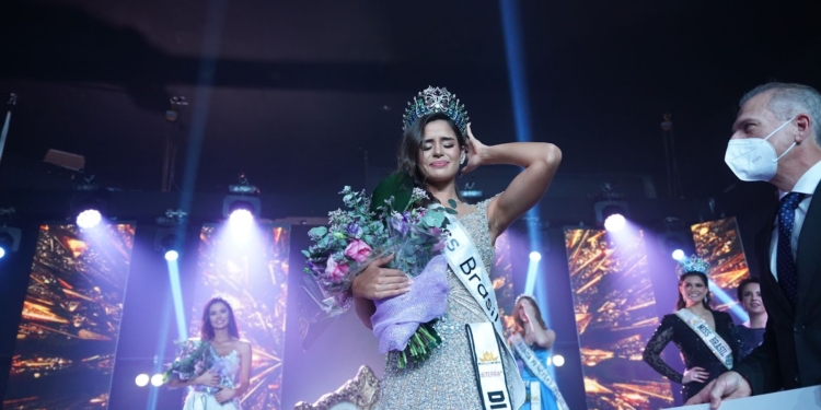 Caroline Teixeira representante do DF leva o título no Miss Brasil Mundo