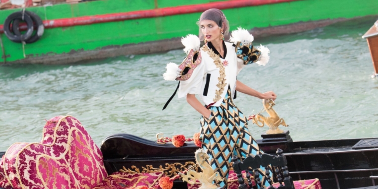 Dolce & Gabanna: Veneza recebe desfile da grife italiana com a presença de celebridades