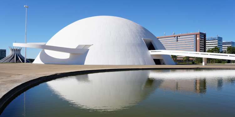 Museu Nacional da República expõe obras do designer Claudio Maya