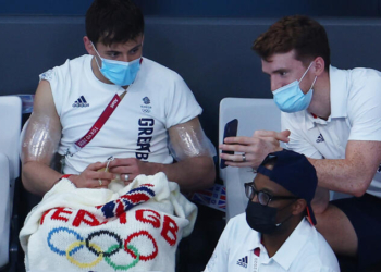 Tricoteiro beneficente: atleta Tom Daley quer apoiar pesquisas no combate ao câncer no cérebro