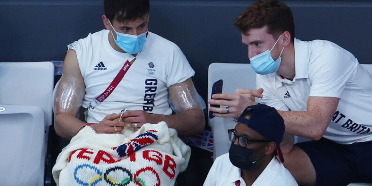 Tricoteiro beneficente: atleta Tom Daley quer apoiar pesquisas no combate ao câncer no cérebro