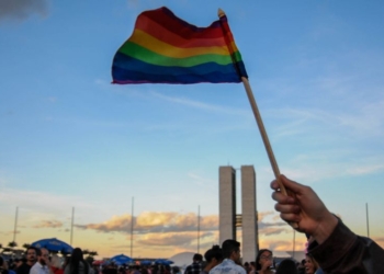 Vencedores do prêmio LGBTQIA+ recebem troféu nesta quinta-feira