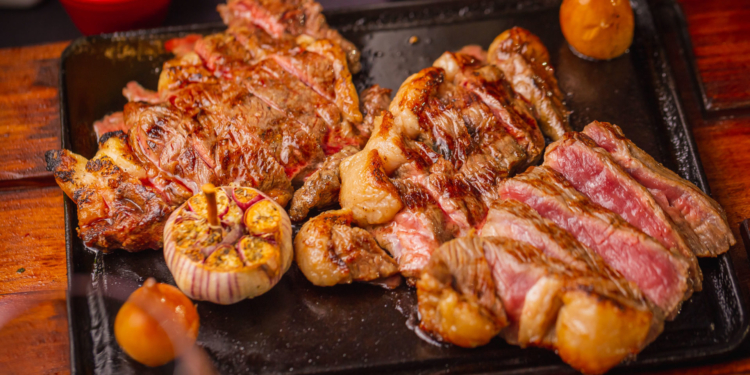 Parceria entre Miau Que Mia e Love Brasa leva entretenimento para clientes de todas as idades